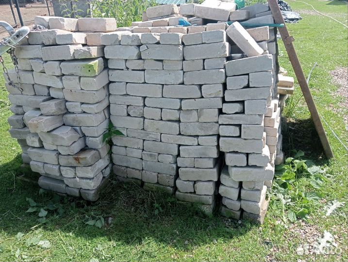 Продам белый полуторный и красный кирпич