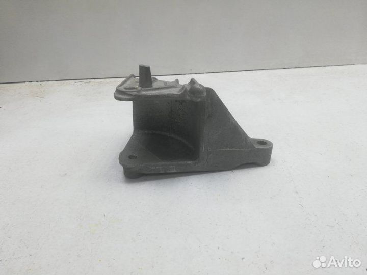 Кронштейн кпп задний Opel Astra J