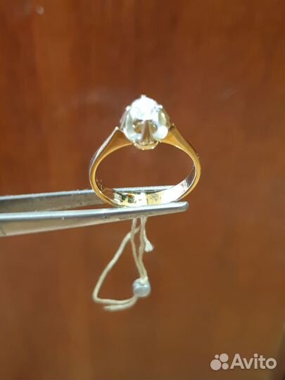 Золотое кольцо с бриллиантом новое