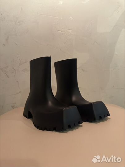 Balenciaga trooper boots на руках