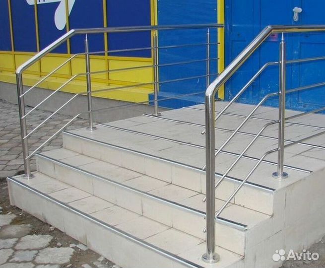 Ограждение из стали с деревянным поручнем