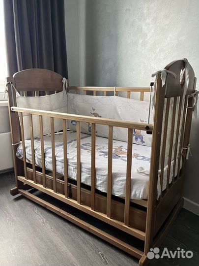 Кроватка детская на колесиках с маятником