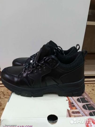 Кроссовки женские 39 размер зимние совершенно новы