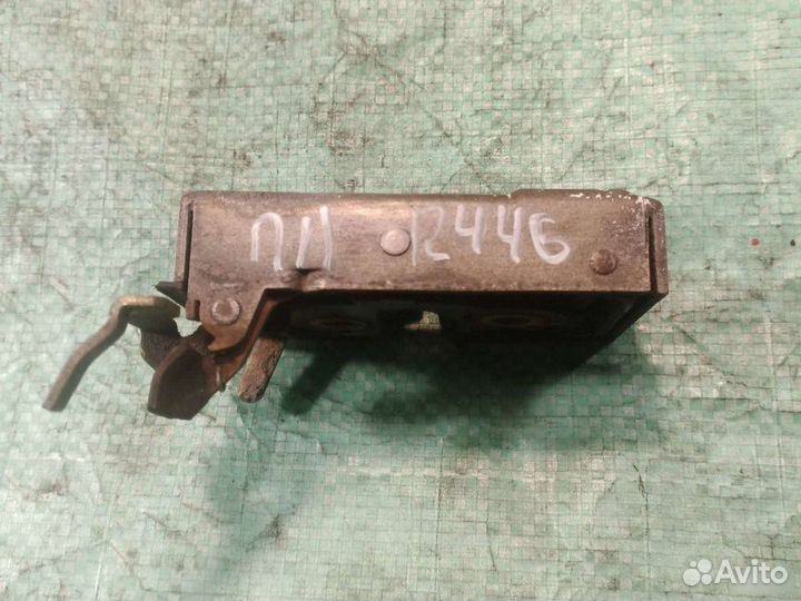 Замок двери передний левый Volkswagen Passat B3