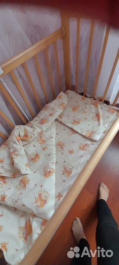 Детская кроватка с маятником