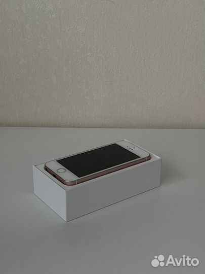 iPhone SE, 32 ГБ