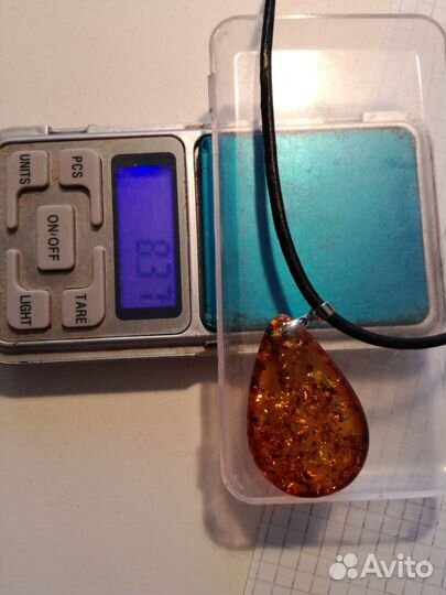 Янтарь кулон на кожаном шнурке