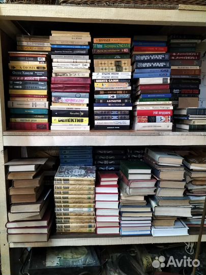 Книги разные и много