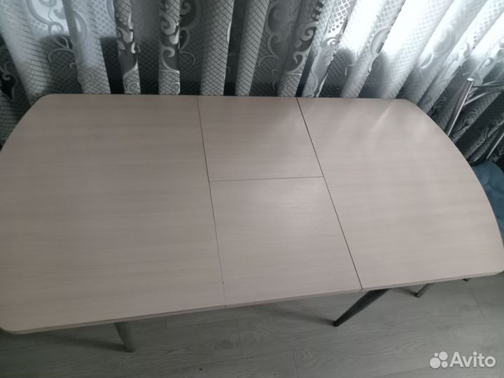 Стол и стулья
