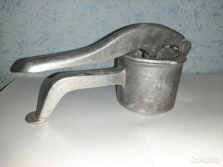 Соковыжималка (пресс), пепельница и кух.принадлежн