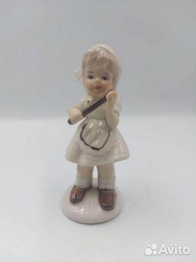 Статуэтка фарфор 