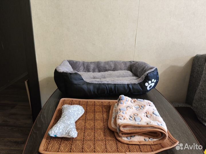 Лежанка для животных 5040 с пледом и игрушкой