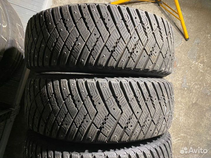 Goodyear UltraGrip Ice Arctic SUV 215/60 R17 100T