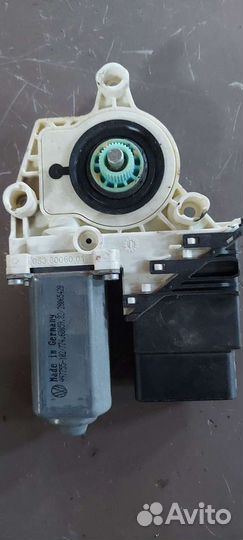 Моторчик стеклоподъёмника задний правый на Volkswa