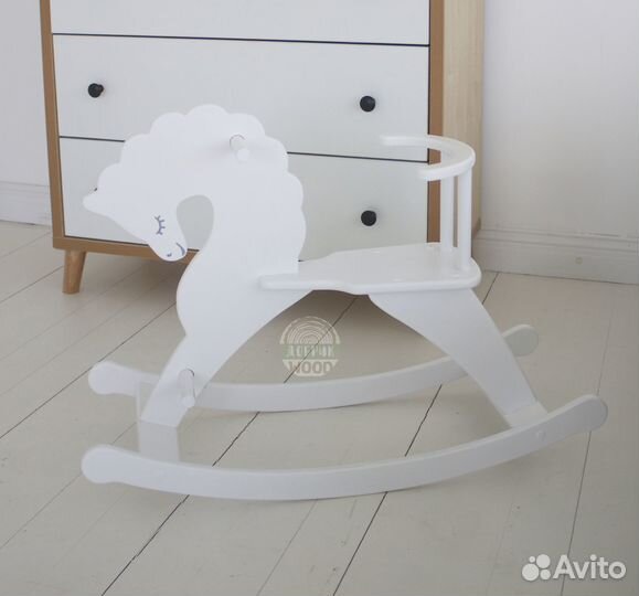 Белая лошадка качалка из дерева