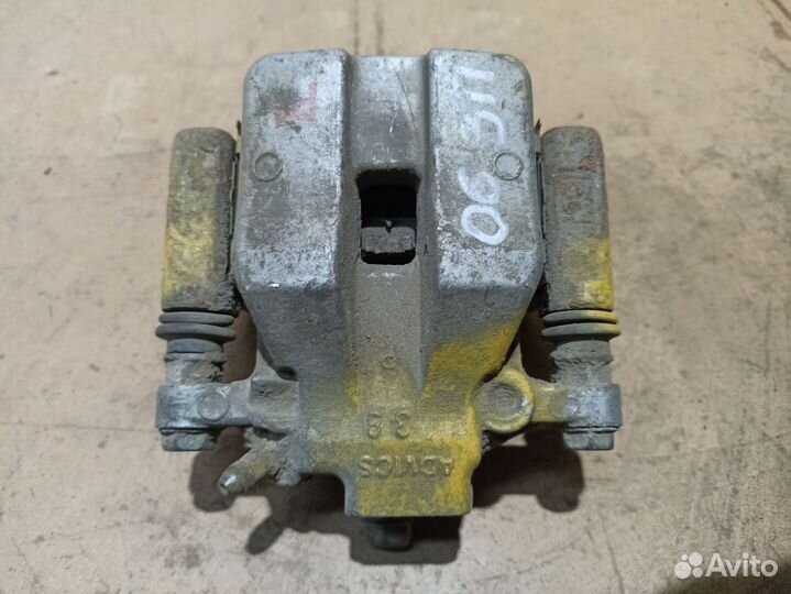 Суппорт тормозной задний правый Toyota Camry XV40