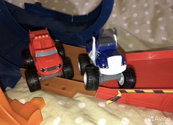 Вспыш и чудо машинки. 2 машинки и трек