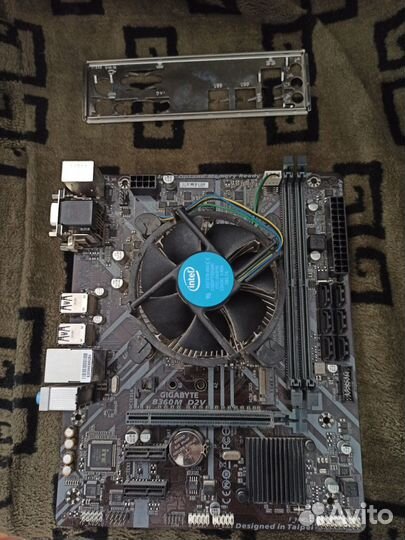 Материнская плата с процессором i3-8100 BOX