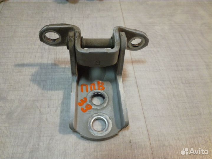 Петля двери Nissan Tiida C11 1.6 HR16DE 2010