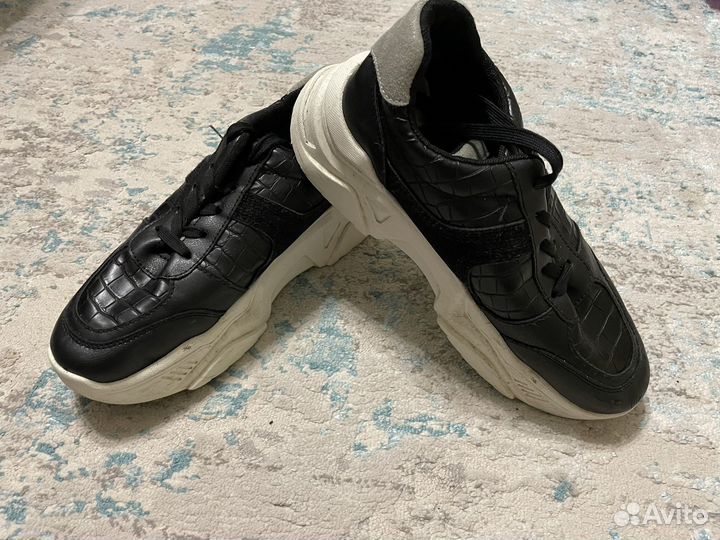 Кроссовки женские