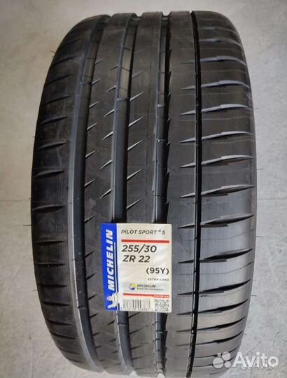 Michelin Pilot Sport 4 S 255/30 R22 и 295/25 R22 97Y
