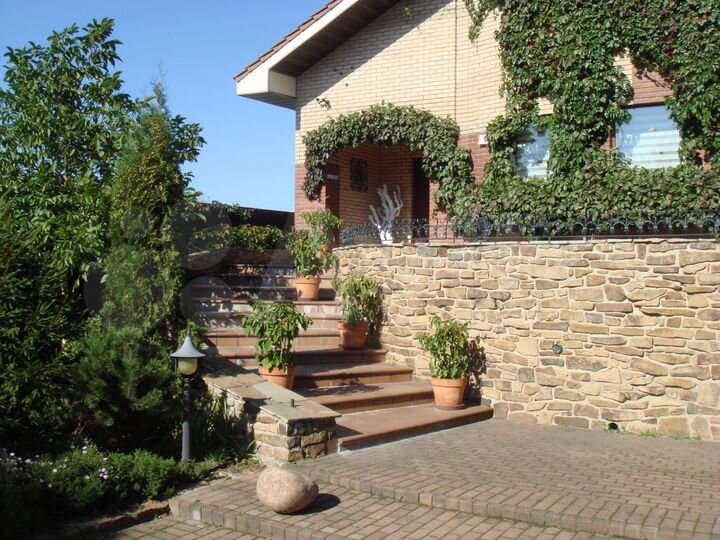 Дом 730 м² на участке 20 сот.