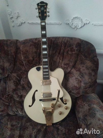 Полуакустическая гитара ibanez с машинкой бигсби