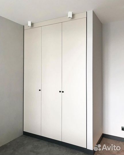 Шкаф распашной с полками