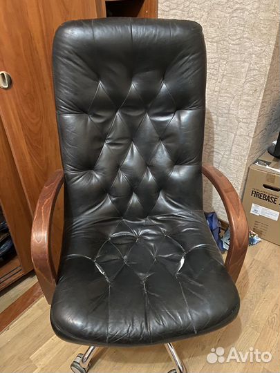 Кожанное кресло