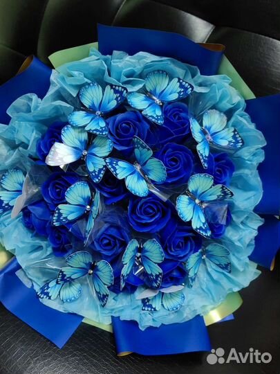 Букет из бабочек и мыльных цветов в наличии