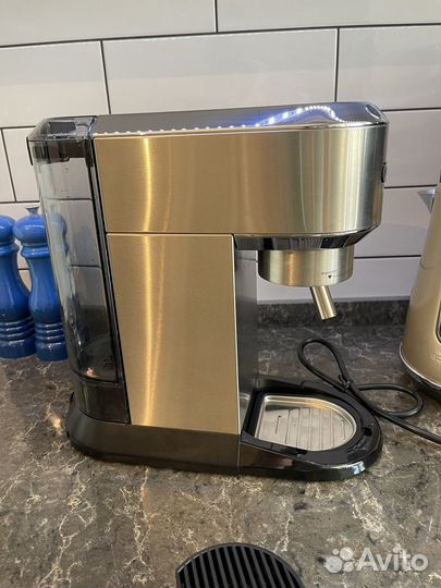 Кофеварка рожковая Delonghi EC685M серебристый