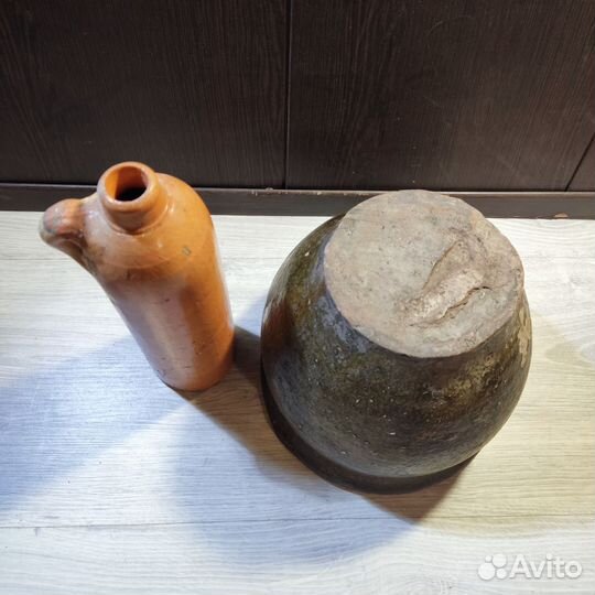 Старинный горшок и бутылка