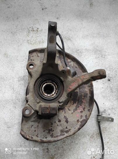 Кулак поворотный правый Mitsubishi Carisma