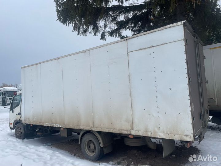 Промтоварный фургон Hino 300 (Dutro), 2011