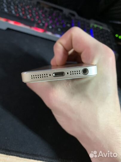 iPhone SE, 32 ГБ