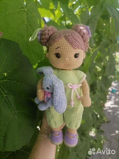 Вязаная кукла с нарядами