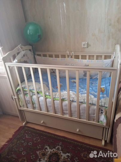 Детская кроватка с маятником