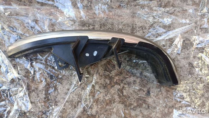 Левая накладка на зеркало Веста