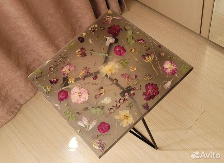 Столик интерьерный