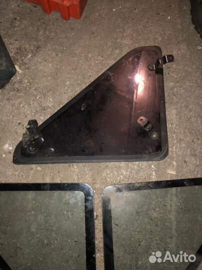 Стекло треугольно от 3х двер Nissan Terrano 1