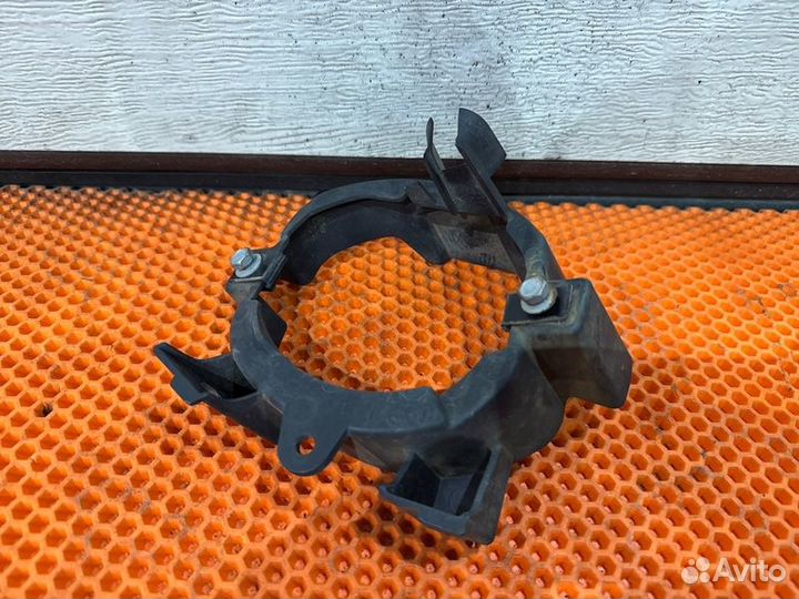 Кронштейн противотуманной фары правый Nissan