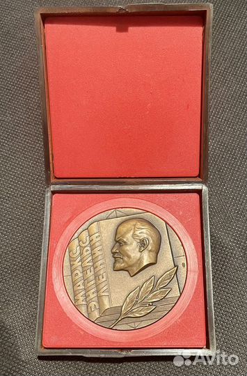 Настольная медаль