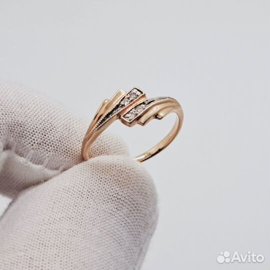 Золотое кольцо с камнем 17р