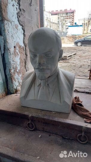 Бюст и портрет Ленина
