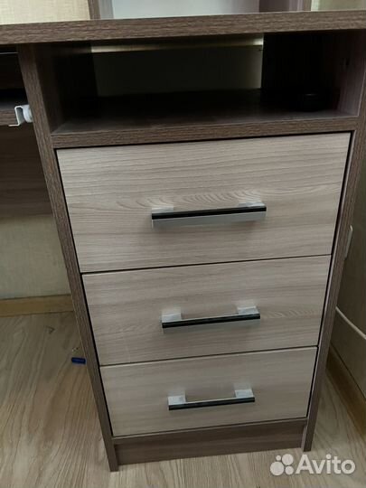 Ученический стол и шкаф