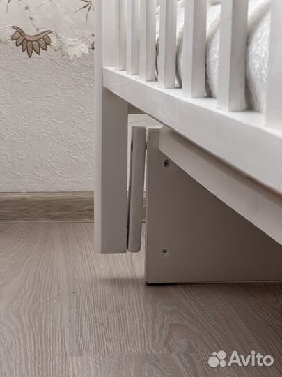 Кроватка детская с маятником