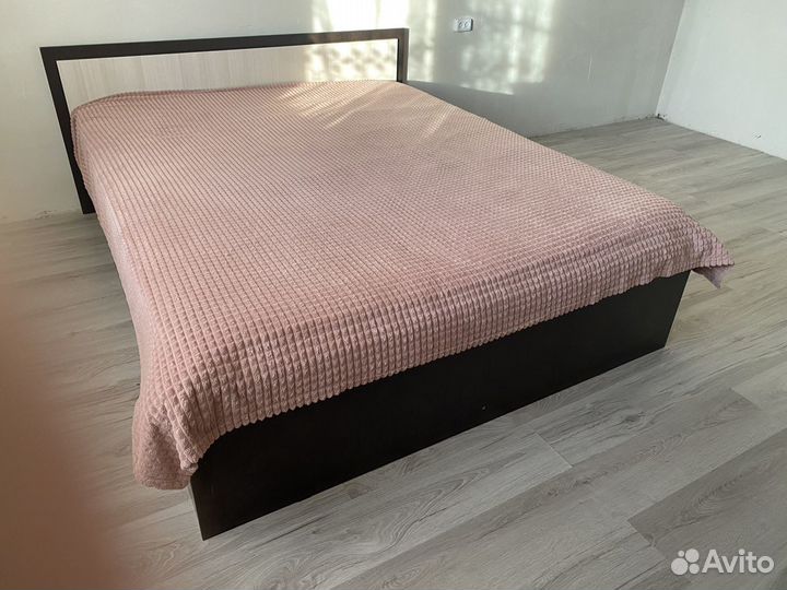 Кровать двухспальная с матрасом (160 200)