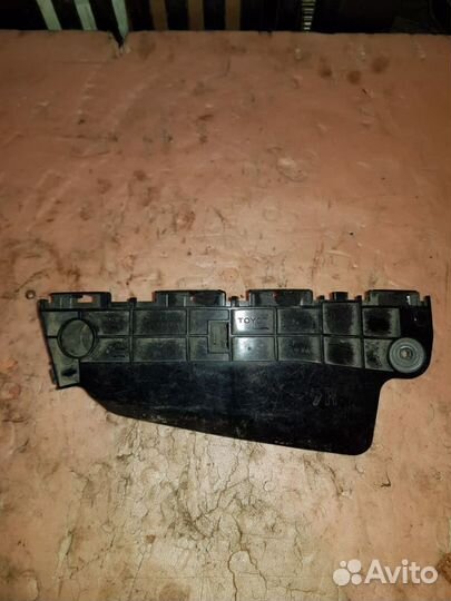 Toyota Направляющая переднего бампера toyota