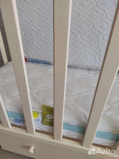 Детская кровать с маятником и матрасом