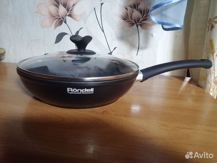 Сковорода с антипригарным покрытием новая